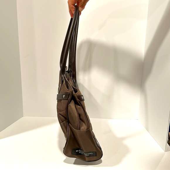 Passport.  My Flat in London Lady’s Handbag - Picture 3 of 4